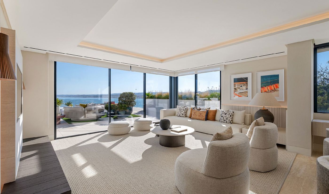 The living room, open to the terrace and the sea
