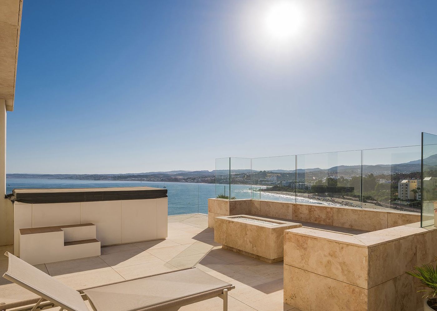 The solarium with its private jacuzzi